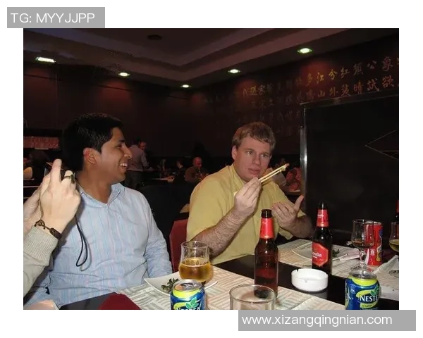 足球球星挑战筷子技能大赛 看他们如何应对中餐文化的独特挑战